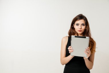 tablet pc biute tutan genç kadın