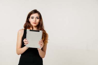 tablet pc biute tutan genç kadın