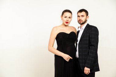 Genç mutlu neşeli hamile kadın kocasıyla birlikte