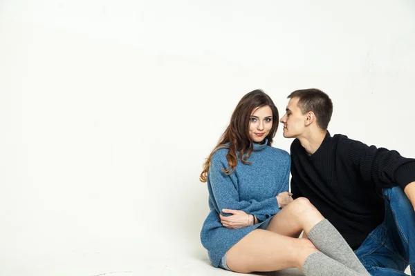 Retrato de casal feliz isolado no fundo branco. Homem e mulher atraentes sendo brincalhão. — Fotografia de Stock