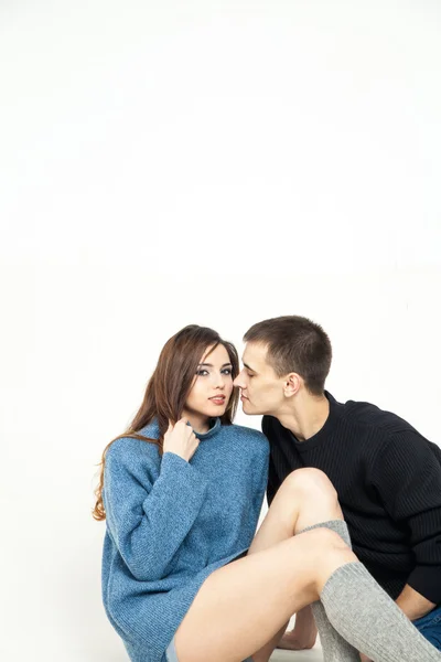 Retrato de pareja feliz aislado sobre fondo blanco. Atractivo hombre y mujer siendo juguetón. — Foto de Stock