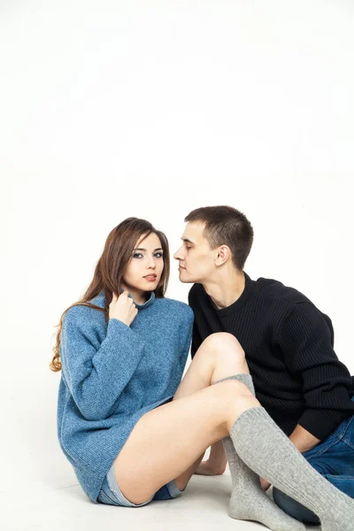 Retrato de pareja feliz aislado sobre fondo blanco. Atractivo hombre y mujer siendo juguetón. —  Fotos de Stock