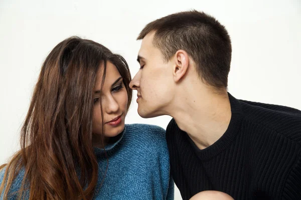 Portrait de couple heureux isolé sur fond blanc. Attrayant homme et femme étant ludique. — Photo