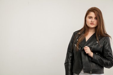 siyah deri ceketli beyaz zemin üzerine izole büyüleyici kadın