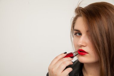 siyah deri ceketli beyaz zemin üzerine izole büyüleyici kadın