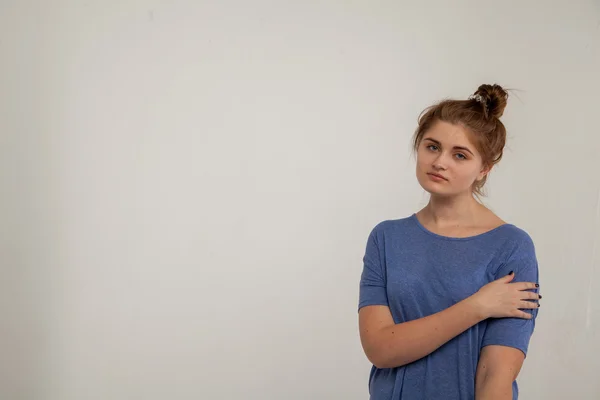 Hermosa mujer joven en chaqueta de cuero púrpura de moda. Aislado sobre fondo blanco —  Fotos de Stock