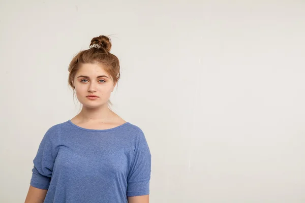 Mulher bonita na moda jaqueta de couro roxo. Isolado sobre fundo branco — Fotografia de Stock