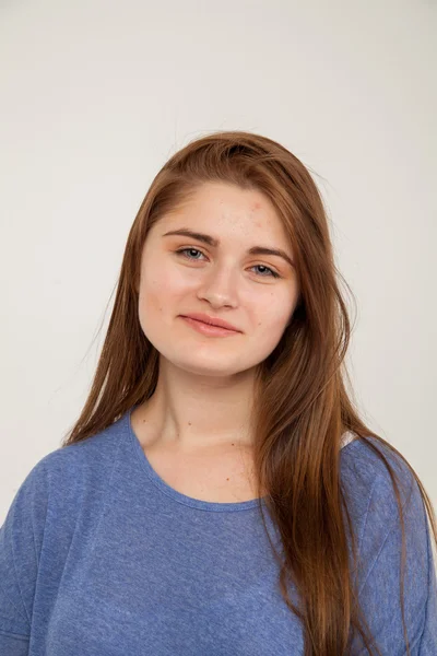 Hermosa mujer joven en chaqueta de cuero púrpura de moda. Aislado sobre fondo blanco — Foto de Stock