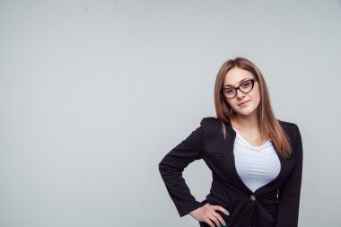 Beyaz bir arka plan üzerinde izole bir ceket, genç, güzel kız.