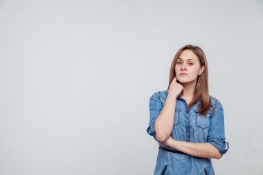 Beyaz arka plan üzerinde izole mavi kot elbise - kız portresi