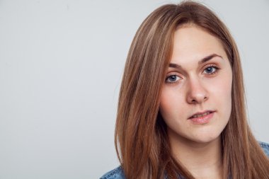 Beyaz arka plan üzerinde izole mavi kot elbise - kız portresi