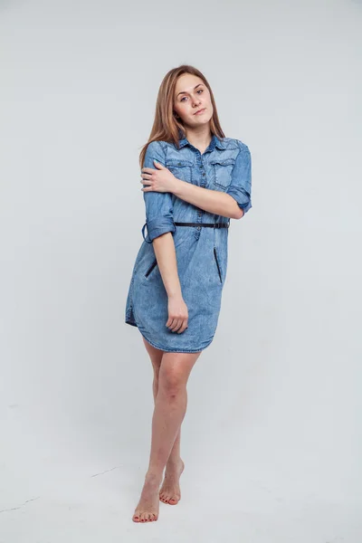 Ritratto di ragazza vestita in denim blu isolata su sfondo bianco — Foto Stock