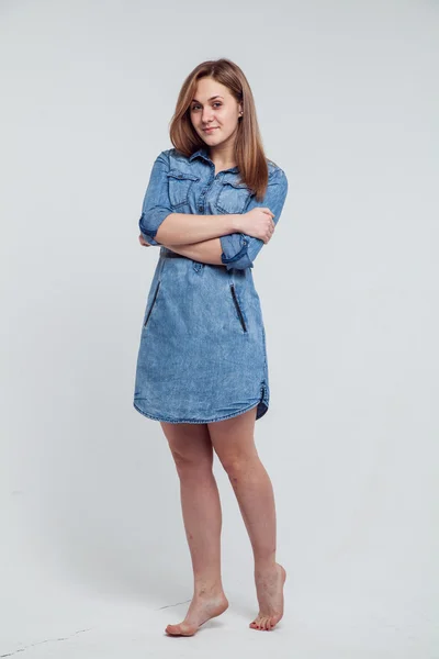Porträtt av en flicka i en blå denim klänning - isolerad på vit bakgrund — Stockfoto