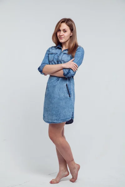 Ritratto di ragazza vestita in denim blu isolata su sfondo bianco — Foto Stock