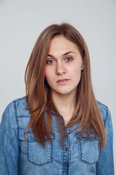 Retrato de uma menina em um vestido azul denim - isolado no fundo branco — Fotografia de Stock