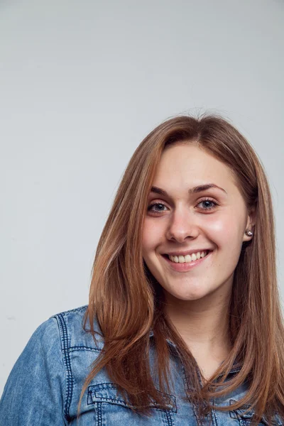 Retrato de uma menina em um vestido azul denim - isolado no fundo branco — Fotografia de Stock