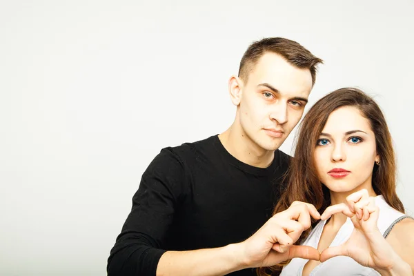 Bela jovem casal em roupas casuais — Fotografia de Stock