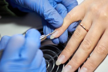 Manikür tırnak uzatma tedavisinin kuaföründe. Yakın plan.