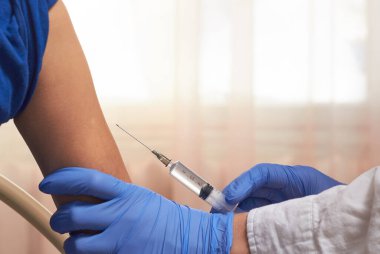 Düzenli bir hasta bakıcı virüslere karşı aşı yapar. Salgın aşıyla mücadele ediyor..