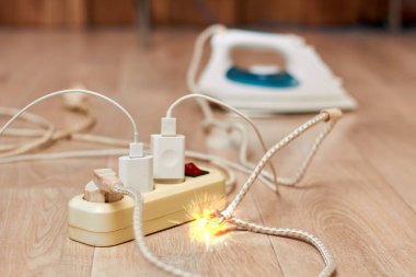 Arka planda büyük akım tüketim kablolarının çoğu demirdir..