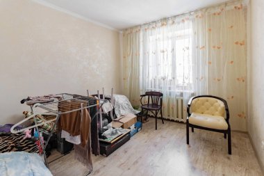 Fotoğrafta, dağınık eşya kutularıyla dolu bir oda, oda dağınık..