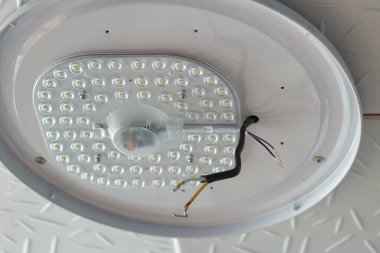 Tavan LED lambası dairede sökülmüş şekilde tamir ediliyor. Tavanı boyuyorum..