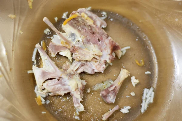Huesos Pollo Plato Sobras Delicioso Almuerzo —  Fotos de Stock