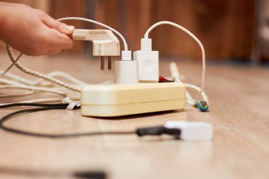 Çocuklara elektrikli aletleri kullanmayı öğretmek ve yükü dağıtmak gereklidir.