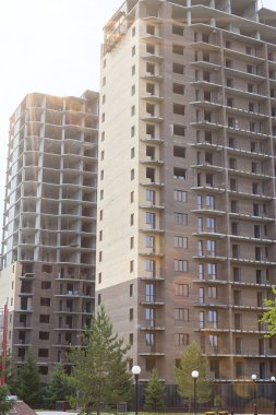 Şehir merkezinde penceresiz, yüksek bir konut inşaatı.