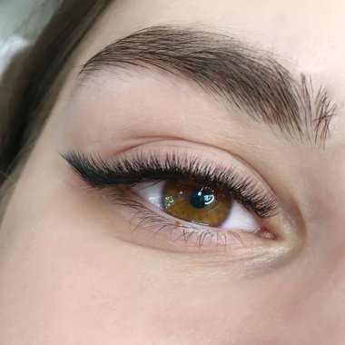 Göz fotografı, kirpikleri uzatılmış ok efekti, makyaj malzemesi..