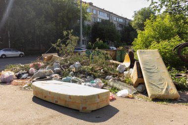 Evde çöp, sokakta israf, şehirde kargaşa..