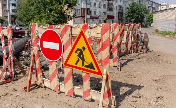Yol çalışması tabelası olan bir çit ve yola dur işareti konuldu..