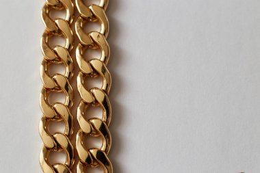 Altın zincir arka planda, yakın planda, zenginlik lüksü.