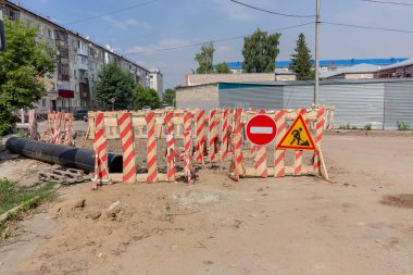 Yol çalışması tabelası olan bir çit ve yola dur işareti konuldu..