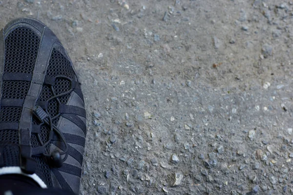 Hombre Para Foto Asfalto Sus Pies Zapatos Con Sombras Cerca —  Fotos de Stock