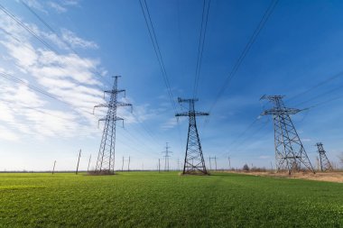 Endüstriyel enerji hattı ve parlak bir gökyüzüne karşı parlak fotoğraf