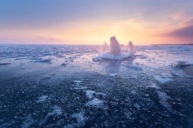 Aydınlık bir kış sabahı manzarası / Yumuşak, sıcak güneş ışınları