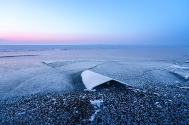 Aydınlık bir kış sabahı manzarası, yumuşak, sıcak güneş ışınları...