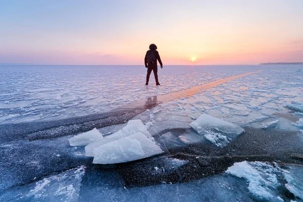 Hombre Encuentra Con Amanecer Naturaleza Nos Amaneceres Atardeceres Que Puedes —  Fotos de Stock