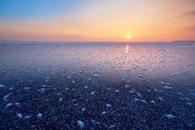 Aydınlık bir kış sabahı manzarası, yumuşak, sıcak güneş ışınları...
