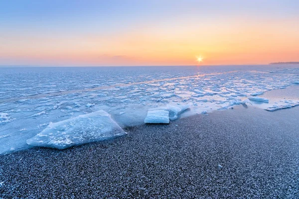 Morgendämmerung Auf Einem Eisigen See Morgendämmerung Wintermorgen Winterlandschaft Stockbild