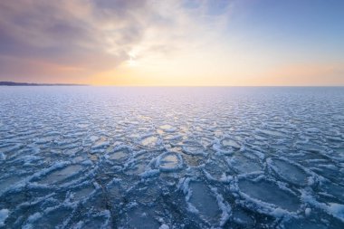 Aydınlık bir kış sabahı manzarası, yumuşak, sıcak güneş ışınları...