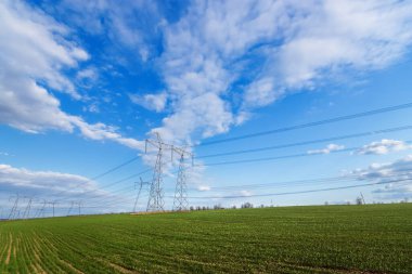 güç hattı yaz manzara / havai elektrik teli ışık ve ısı evin içinde taşıyan destek geçen