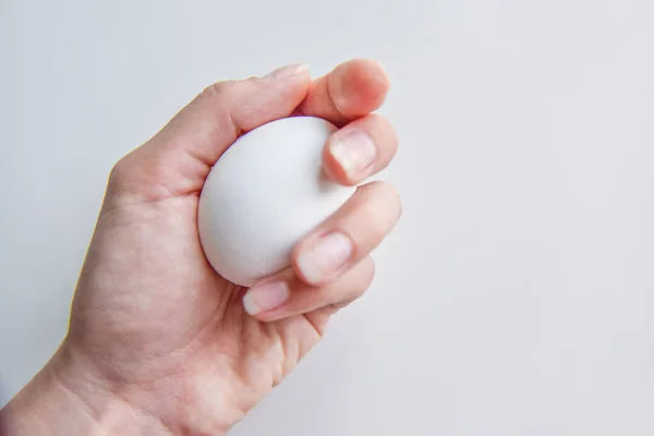 Επιλεκτική Εστίαση Στο Λευκό Αυγό Κοτόπουλου Στο Χέρι — Φωτογραφία Αρχείου