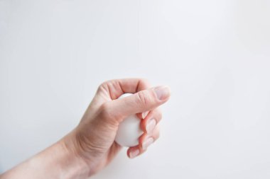 Elindeki beyaz tavuk yumurtasına odaklan.