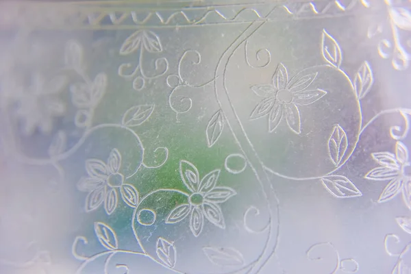 Camdaki süs, arkasında mor, yeşil ve mavi bulanıklıklar, seçici odak.