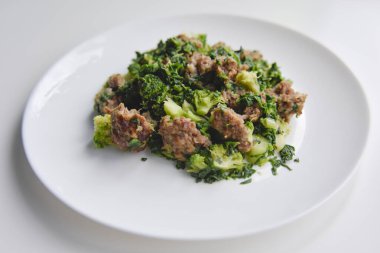 Beyaz tabakta ıspanaklı ve brokolili kıymaya özen göster.