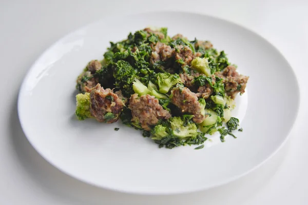 Beyaz tabakta ıspanaklı ve brokolili kıymaya özen göster.