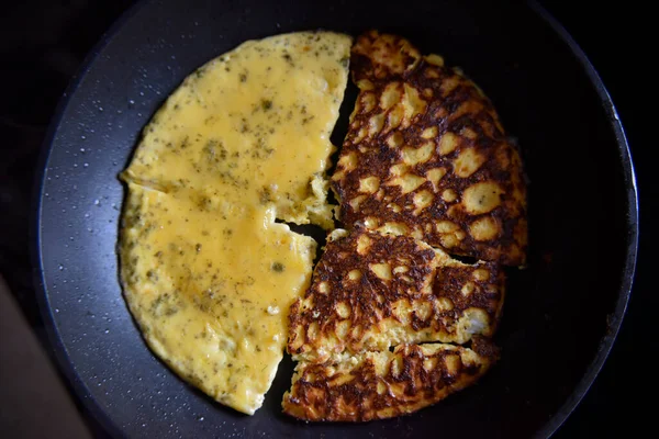 Selectieve Scherpstelling Aan Gele Omlet Afgeweken Van Quaters Zwarte Koekenpan — Stockfoto