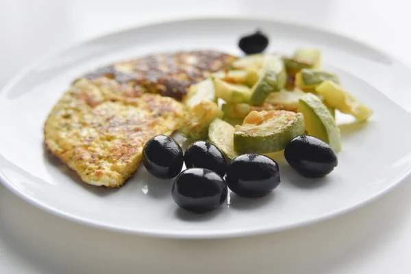 选择重点放在白盘上的早餐上 胡椒粉 黑橄榄 — 图库照片
